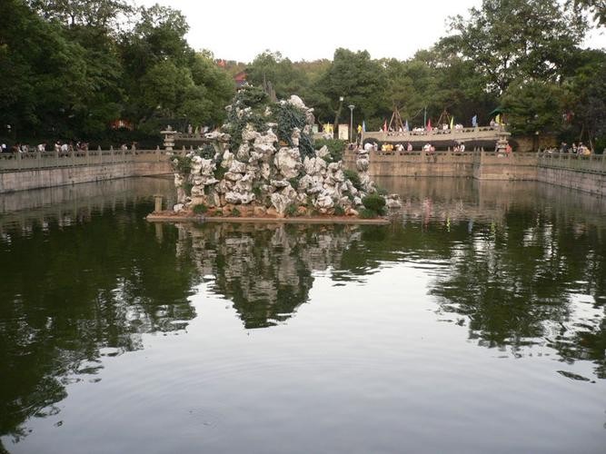 圆通寺八角亭与放生池